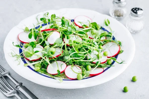 Verse groene erwten schiet salade met radijsjes. — Stockfoto