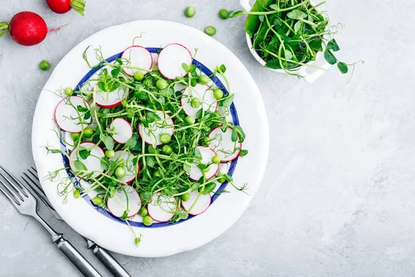 Fresh Summer Green Pea schiet salade met radijsjes. Top View — Stockfoto