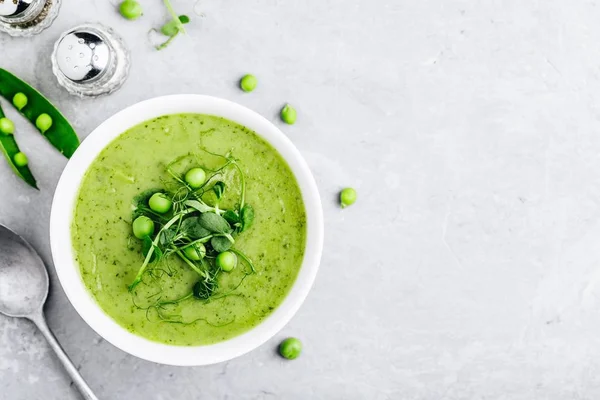 Літній вершковий суп з зеленими свіжими пагонами гороху — стокове фото