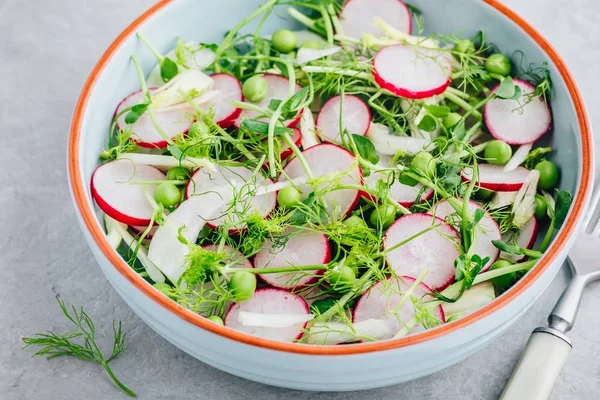 Verse zomer venkelsalade met erwten scheuten en radijsjes — Stockfoto