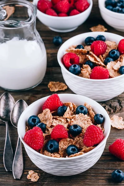 Whole Grain cereals with fresh blueberries and raspberries for breakfast. — Stock Photo, Image