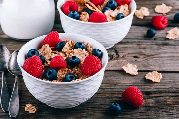 Whole Grain cereals with fresh blueberries and raspberries for breakfast. — Stock Photo, Image