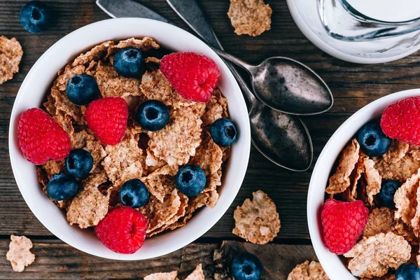 Whole Grain healthy cereals with fresh blueberries and raspberries for breakfast. — Stock Photo, Image