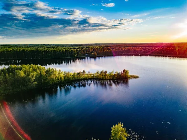 Vista aérea del paisaje de los lagos azules con bosques verdes en un soleado día de verano en Finlandia . — Foto de Stock