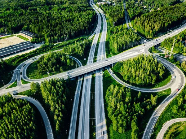 Flygbild över motorväg och överfart med gröna skogar i Finland. — Stockfoto