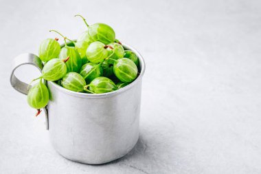 Olgun taze taze organik bektaşi üzümü bir fincan 