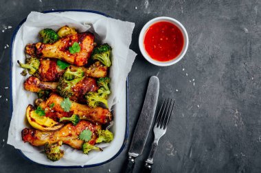 Brokoli, kişniş, susam ve tatlı biber soslu fırında tavuk baget 