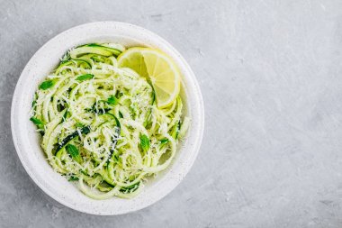 Yeşil vejetaryen makarna. Nane, limon ve parmesan peyniri ile spiralize kabak erişte
