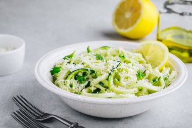 Yeşil vejetaryen makarna. Nane, limon ve parmesan peyniri ile spiralize kabak erişte