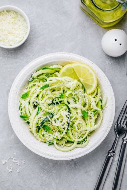 Yeşil vejetaryen makarna. Nane, limon ve parmesan peyniri ile spiralize kabak erişte