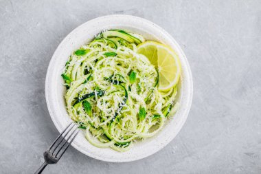 Yeşil vejetaryen makarna. Nane, limon ve parmesan peyniri ile spiralize kabak erişte