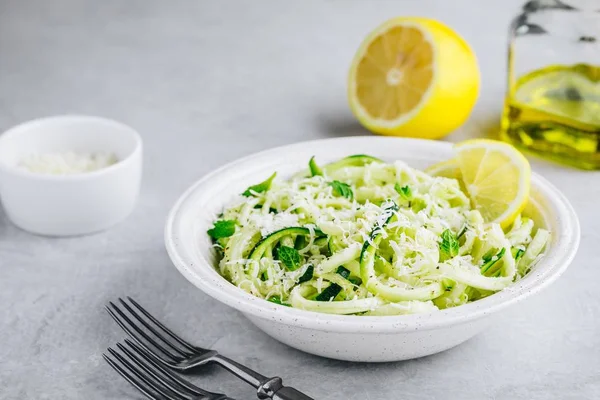 Groene vegetarische pasta. Gespiraliseerde courgette noedels met munt, citroen en Parmezaanse kaas — Stockfoto