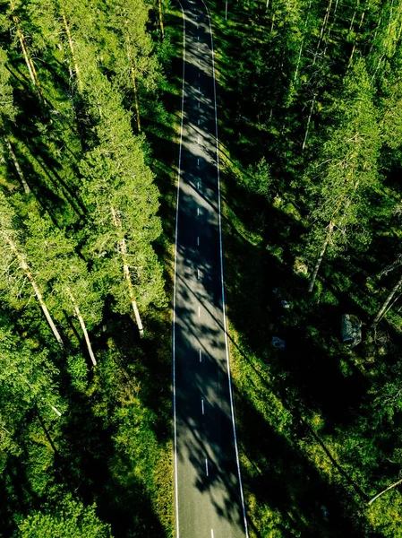 Luchtfoto van een weg in het groene zomer bos in Finland — Stockfoto