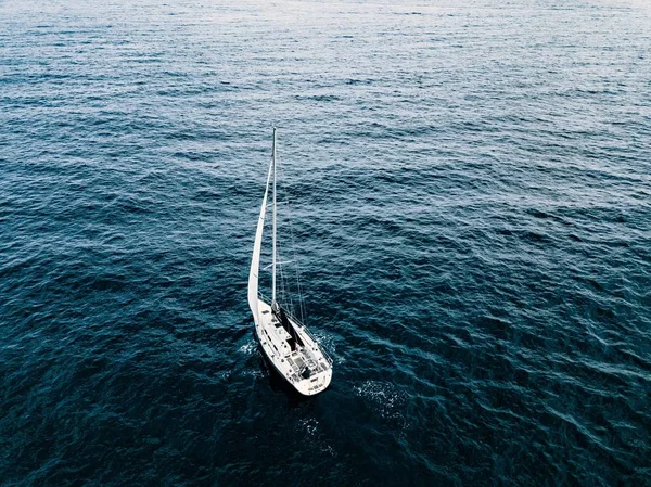 Veduta aerea della barca a vela in alto mare . — Foto Stock