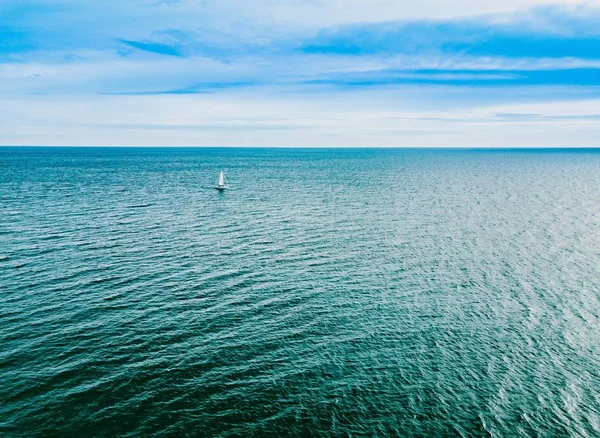 Vista aérea del yate de vela con velas blancas en alta mar . — Foto de Stock