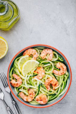 Karideslerle spiralize kabak Erişte makarna. Üst görünüm