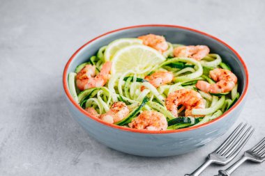 Karidesler ile spiralize kabak Erişte makarna 