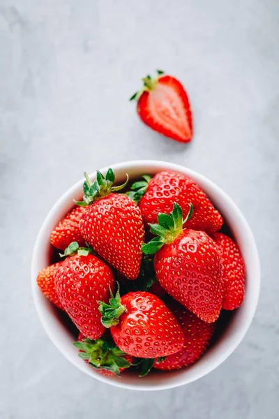 회색 돌 배경에 흰색 그릇에 신선한 잘 익은 맛있는 딸기 — 스톡 사진