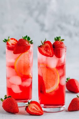 Canlandırıcı çilek ve limon buzlu çay ya da gözlük limonata 