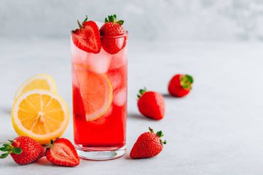Canlandırıcı çilek ve limon buzlu çay veya limonata bir bardak 