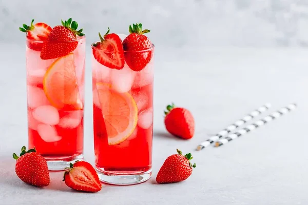 Refrescante Morango e limão Chá gelado ou limonada em copos — Fotografia de Stock