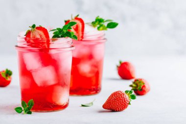Çilek Basil buzlu çay veya limonata bir kavanoz içinde