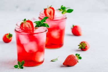 Çilek Basil buzlu çay veya limonata bir kavanoz içinde