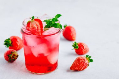 Çilek Basil buzlu çay veya limonata bir kavanoz içinde 