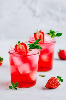 Çilek Basil buzlu çay veya limonata bir kavanoz içinde