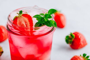 Çilek Basil buzlu çay veya limonata bir kavanoz içinde