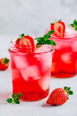 Çilek Basil buzlu çay veya limonata bir kavanoz içinde
