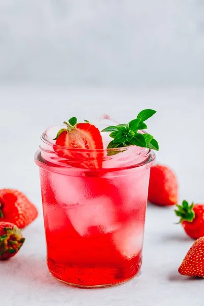 Chá gelado de manjericão de morango ou limonada em frascos — Fotografia de Stock