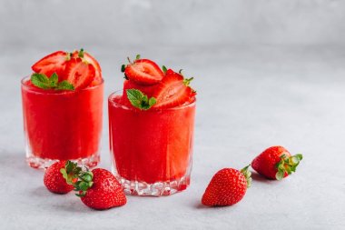 Taze çilek ravent ve karpuz granita gri taş arka plan üzerinde nane ile