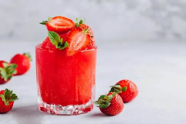 Fresa fresca ruibarbo y granita sandía con menta sobre fondo de piedra gris — Foto de Stock