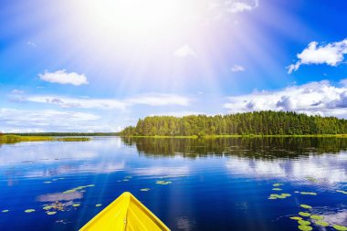 Mavi bir gölde balıkçı teknesi. Finlandiya'da güzel yaz manzara