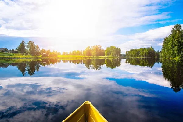 Barco de pesca en un lago azul. Hermoso paisaje de verano en Finlandia — Foto de Stock