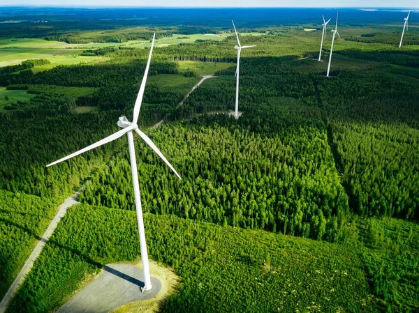 Vista aérea de molinos de viento en el bosque de verano en Finlandia. Turbinas eólicas para energía eléctrica con energía limpia y renovable —  Fotos de Stock