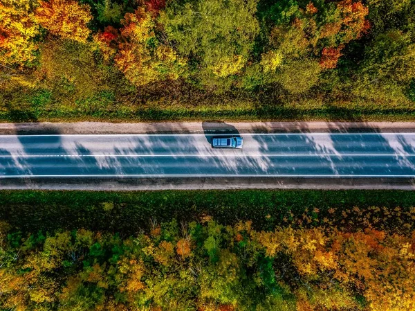 Vista aérea de la carretera en un hermoso bosque otoñal en la Finlandia rural . —  Fotos de Stock