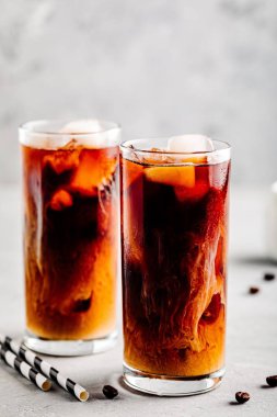 Badem sütü soğuk demlemek kahve latte uzun boylu