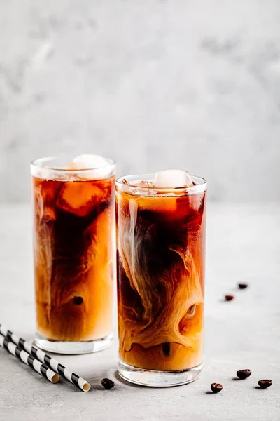 Caramelová vanilková káva s ledem z ledu ve vysokých skleničkách — Stock fotografie