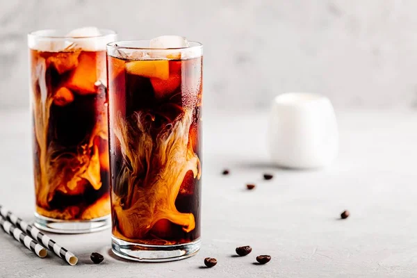 Café gelado de coco chai com cubos de gelo em copos altos — Fotografia de Stock