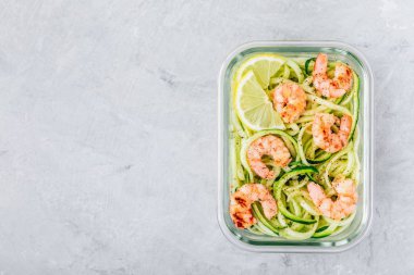 Yemek hazırlık öğle yemeği kutusu kaplar karides ile spiralize kabak erişte makarna