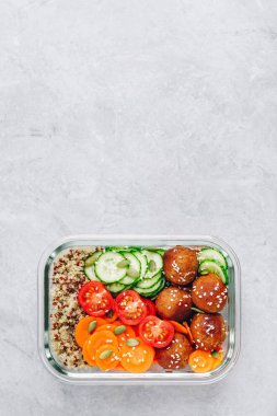 Quinoa, köfte salatalık, havuç ve kabak çekirdeği ile Yemek hazırlık öğle yemeği kutusu kaplar