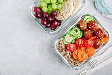 Quinoa, köfte salatalık, havuç ve kabak çekirdeği ile Yemek hazırlık öğle yemeği kutusu kaplar