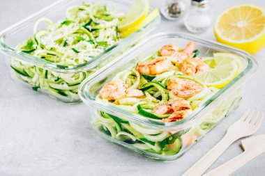 Yemek hazırlık öğle yemeği kutusu kaplar karides ile spiralize kabak erişte makarna