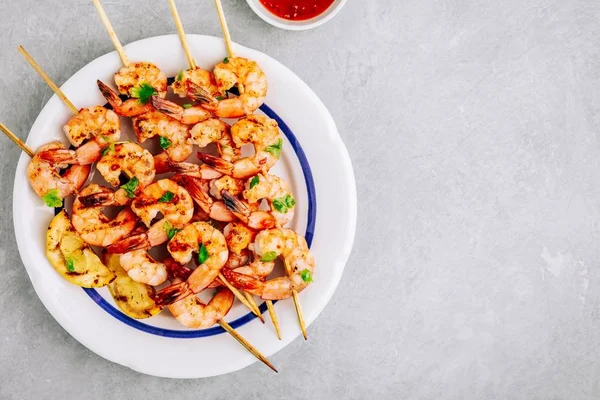 Sweet Chili räka spett med citron och persilja på grå sten bakgrund — Stockfoto