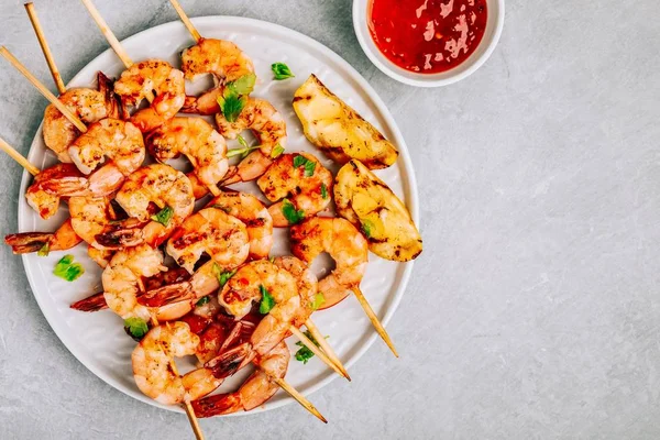 Sweet Chili räka spett med citron och persilja på grå sten bakgrund — Stockfoto