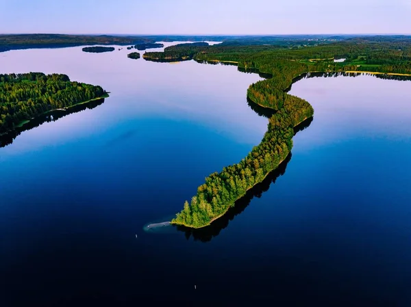 Luftaufnahme blauer Seen mit Inseln und grünen Wäldern in Finnland. — Stockfoto