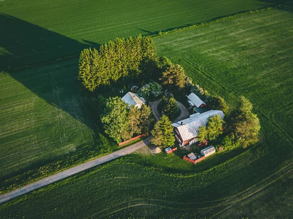 Aerial view of farmland with red barn and houses and harvest field in Finland — Stock Photo, Image
