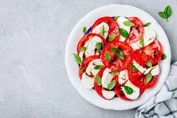 Insalata di pomodoro, basilico, mozzarella Caprese con aceto balsamico e olio d'oliva . — Foto Stock